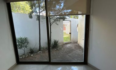 VENTA DE CASA EN EL FRACCIONAMIENTO MOLINO DE SANTO DOMINGO EN PUEBLA, CUATRO RECAMARAS CON BAÑO CADA UNA UNA EN PLANTA BAJA Y CUARTO DE SERVICIO.