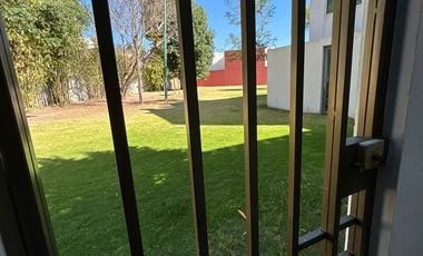 VENTA DE CASA EN EL FRACCIONAMIENTO MOLINO DE SANTO DOMINGO EN PUEBLA, CUATRO RECAMARAS CON BAÑO CADA UNA UNA EN PLANTA BAJA Y CUARTO DE SERVICIO.