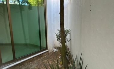 VENTA DE CASA EN EL FRACCIONAMIENTO MOLINO DE SANTO DOMINGO EN PUEBLA, CUATRO RECAMARAS CON BAÑO CADA UNA UNA EN PLANTA BAJA Y CUARTO DE SERVICIO.