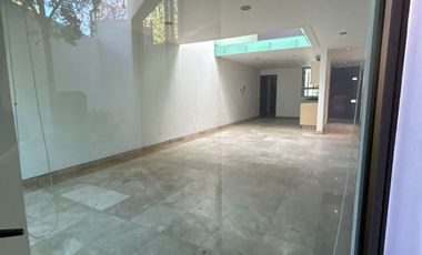VENTA DE CASA EN EL FRACCIONAMIENTO MOLINO DE SANTO DOMINGO EN PUEBLA, CUATRO RECAMARAS CON BAÑO CADA UNA UNA EN PLANTA BAJA Y CUARTO DE SERVICIO.