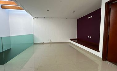 VENTA DE CASA EN EL FRACCIONAMIENTO MOLINO DE SANTO DOMINGO EN PUEBLA, CUATRO RECAMARAS CON BAÑO CADA UNA UNA EN PLANTA BAJA Y CUARTO DE SERVICIO.