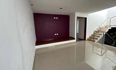 VENTA DE CASA EN EL FRACCIONAMIENTO MOLINO DE SANTO DOMINGO EN PUEBLA, CUATRO RECAMARAS CON BAÑO CADA UNA UNA EN PLANTA BAJA Y CUARTO DE SERVICIO.