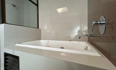 VENTA DE CASA EN EL FRACCIONAMIENTO MOLINO DE SANTO DOMINGO EN PUEBLA, CUATRO RECAMARAS CON BAÑO CADA UNA UNA EN PLANTA BAJA Y CUARTO DE SERVICIO.