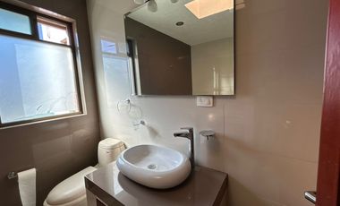 VENTA DE CASA EN EL FRACCIONAMIENTO MOLINO DE SANTO DOMINGO EN PUEBLA, CUATRO RECAMARAS CON BAÑO CADA UNA UNA EN PLANTA BAJA Y CUARTO DE SERVICIO.
