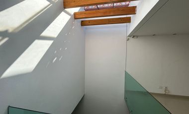 VENTA DE CASA EN EL FRACCIONAMIENTO MOLINO DE SANTO DOMINGO EN PUEBLA, CUATRO RECAMARAS CON BAÑO CADA UNA UNA EN PLANTA BAJA Y CUARTO DE SERVICIO.