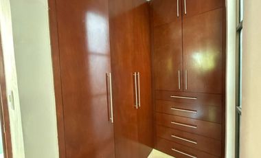 VENTA DE CASA EN EL FRACCIONAMIENTO MOLINO DE SANTO DOMINGO EN PUEBLA, CUATRO RECAMARAS CON BAÑO CADA UNA UNA EN PLANTA BAJA Y CUARTO DE SERVICIO.