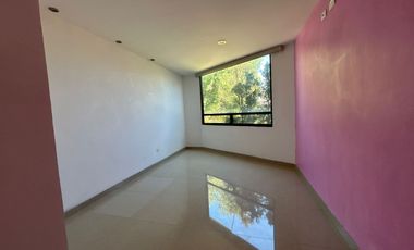 VENTA DE CASA EN EL FRACCIONAMIENTO MOLINO DE SANTO DOMINGO EN PUEBLA, CUATRO RECAMARAS CON BAÑO CADA UNA UNA EN PLANTA BAJA Y CUARTO DE SERVICIO.