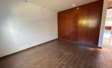 VENTA DE CASA EN EL FRACCIONAMIENTO MOLINO DE SANTO DOMINGO EN PUEBLA, CUATRO RECAMARAS CON BAÑO CADA UNA UNA EN PLANTA BAJA Y CUARTO DE SERVICIO.