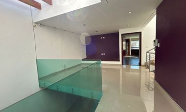 VENTA DE CASA EN EL FRACCIONAMIENTO MOLINO DE SANTO DOMINGO EN PUEBLA, CUATRO RECAMARAS CON BAÑO CADA UNA UNA EN PLANTA BAJA Y CUARTO DE SERVICIO.