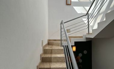 VENTA DE CASA EN EL FRACCIONAMIENTO MOLINO DE SANTO DOMINGO EN PUEBLA, CUATRO RECAMARAS CON BAÑO CADA UNA UNA EN PLANTA BAJA Y CUARTO DE SERVICIO.