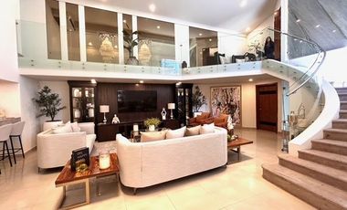 RESIDENCIA DE LUJO TOTALMENTE AMUEBLADA CON ALBERCA, GIMNASIO Y 5 RECAMARAS, COLONIA PITIC.
