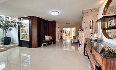 RESIDENCIA DE LUJO TOTALMENTE AMUEBLADA CON ALBERCA, GIMNASIO Y 5 RECAMARAS, COLONIA PITIC.