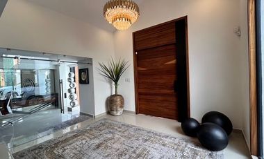 RESIDENCIA DE LUJO TOTALMENTE AMUEBLADA CON ALBERCA, GIMNASIO Y 5 RECAMARAS, COLONIA PITIC.