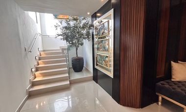 RESIDENCIA DE LUJO TOTALMENTE AMUEBLADA CON ALBERCA, GIMNASIO Y 5 RECAMARAS, COLONIA PITIC.