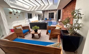 RESIDENCIA DE LUJO TOTALMENTE AMUEBLADA CON ALBERCA, GIMNASIO Y 5 RECAMARAS, COLONIA PITIC.