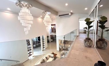 RESIDENCIA DE LUJO TOTALMENTE AMUEBLADA CON ALBERCA, GIMNASIO Y 5 RECAMARAS, COLONIA PITIC.