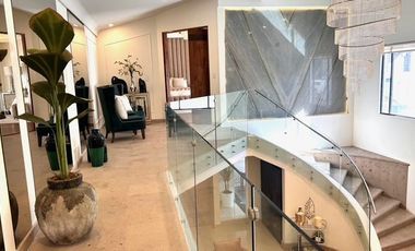 RESIDENCIA DE LUJO TOTALMENTE AMUEBLADA CON ALBERCA, GIMNASIO Y 5 RECAMARAS, COLONIA PITIC.
