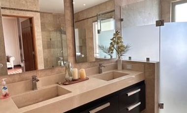 RESIDENCIA DE LUJO TOTALMENTE AMUEBLADA CON ALBERCA, GIMNASIO Y 5 RECAMARAS, COLONIA PITIC.