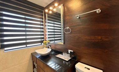 RESIDENCIA DE LUJO TOTALMENTE AMUEBLADA CON ALBERCA, GIMNASIO Y 5 RECAMARAS, COLONIA PITIC.