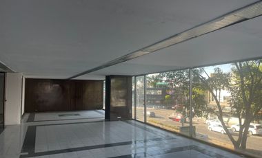Local comercial en renta sobre avenida Juarez