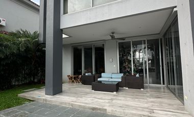 Casa con 500 m² y 4 habitaciones en venta en Laguna del sol-Samborondón