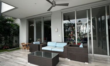 Casa con 500 m² y 4 habitaciones en venta en Laguna del sol-Samborondón