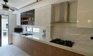 Casa en venta en Samborondón, 213 m², con 3 habitaciones y cuarto de servicio