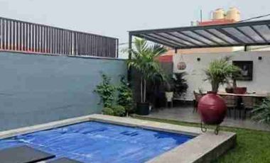 Moderna casa con alberca climatizada y seguridad