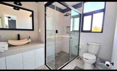 Moderna casa con alberca climatizada y seguridad