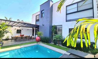 Moderna casa con alberca climatizada y seguridad