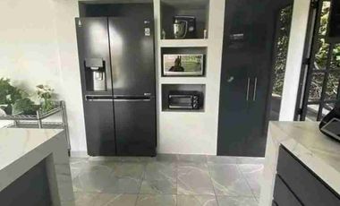 Moderna casa con alberca climatizada y seguridad