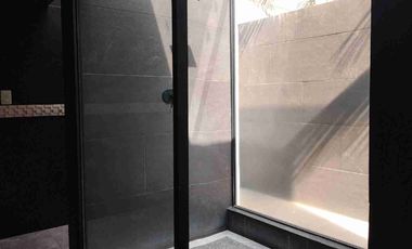 Moderna casa con alberca climatizada y seguridad