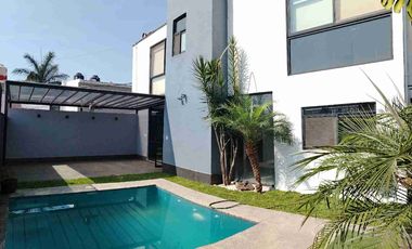Moderna casa con alberca climatizada y seguridad
