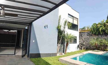Moderna casa con alberca climatizada y seguridad