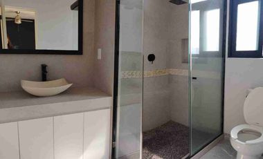 Moderna casa con alberca climatizada y seguridad