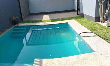 Moderna casa con alberca climatizada y seguridad
