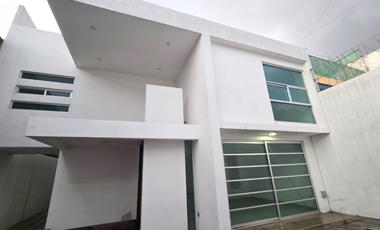 SE RENTA CASA DE 7 HABITACIONES EN COL. SAN MANUEL, PUE.