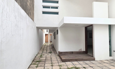 SE RENTA CASA DE 7 HABITACIONES EN COL. SAN MANUEL, PUE.