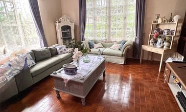 Rumah Nostalgic Classic & Estetik di Cirendeu. Cozy, Homey Ada Kolam Renang & Halaman Luas