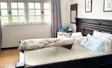 Rumah Nostalgic Classic & Estetik di Cirendeu. Cozy, Homey Ada Kolam Renang & Halaman Luas
