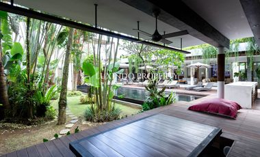 DIJUAL VILLA DENGAN 5 KAMAR TIDUR DILENGKAPI ROOFTOP DAN STUDIO YOGA