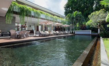 DIJUAL VILLA DENGAN 5 KAMAR TIDUR DILENGKAPI ROOFTOP DAN STUDIO YOGA
