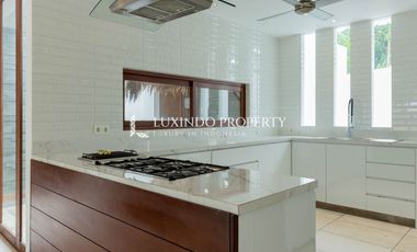 DIJUAL VILLA DENGAN 5 KAMAR TIDUR DILENGKAPI ROOFTOP DAN STUDIO YOGA