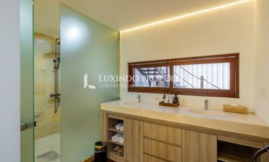DIJUAL VILLA DENGAN 5 KAMAR TIDUR DILENGKAPI ROOFTOP DAN STUDIO YOGA