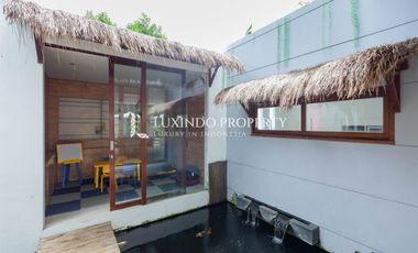 DIJUAL VILLA DENGAN 5 KAMAR TIDUR DILENGKAPI ROOFTOP DAN STUDIO YOGA
