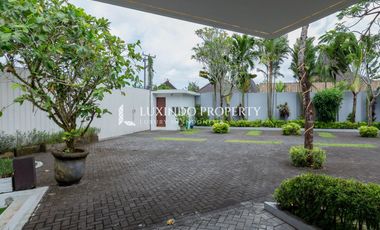 DIJUAL VILLA DENGAN 5 KAMAR TIDUR DILENGKAPI ROOFTOP DAN STUDIO YOGA