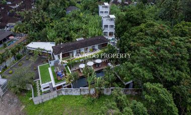DIJUAL VILLA DENGAN 5 KAMAR TIDUR DILENGKAPI ROOFTOP DAN STUDIO YOGA