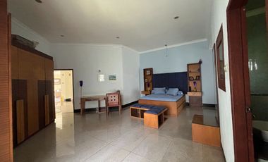 RUMAH MEWAH LUAS 982 M2 DI TANJUNG BUNGA MAKASSAR. 5+2 KAMAR TIDUR. FULL FURNISH DAN ELEKTORNIK.