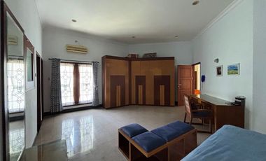 RUMAH MEWAH LUAS 982 M2 DI TANJUNG BUNGA MAKASSAR. 5+2 KAMAR TIDUR. FULL FURNISH DAN ELEKTORNIK.