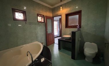 RUMAH MEWAH LUAS 982 M2 DI TANJUNG BUNGA MAKASSAR. 5+2 KAMAR TIDUR. FULL FURNISH DAN ELEKTORNIK.
